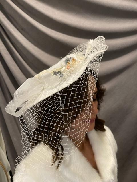 Beyaz Uzun File Detaylı Kır Çiçekleri İle Süslü  Şapka Vualet Nikah Kepi