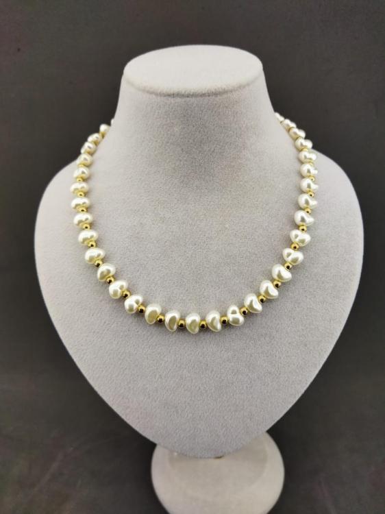 Beyaz Ve Gold Renk Detaylı Şık Kolye