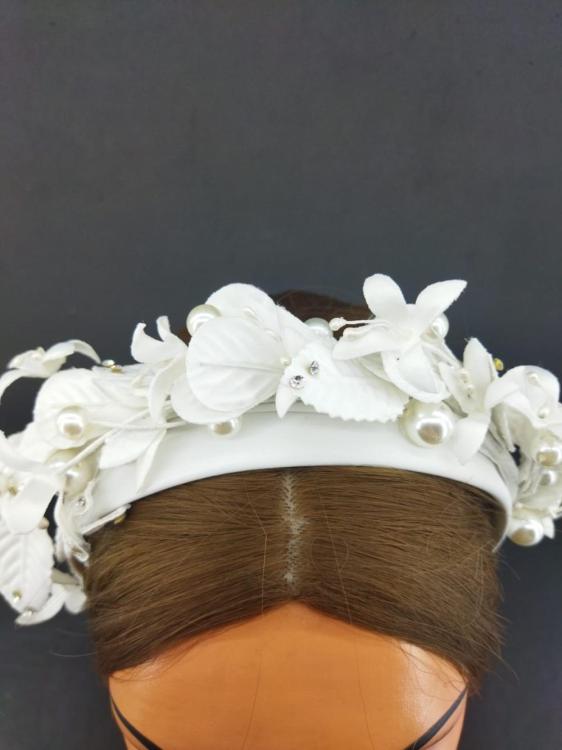 Beyaz Yaprak Ve İncilerle Süslenmiş Gelin Tacı