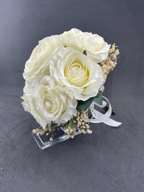 Beyaz Yeşil Yapraklarla ve Tomurcuk Cipsolarla Süslenmiş Gül Buketi