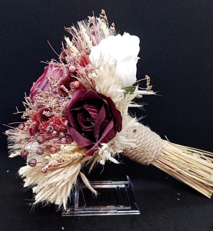 Bordo Ve Beyaz  Güllerden Oluşan Gelin Buketi 