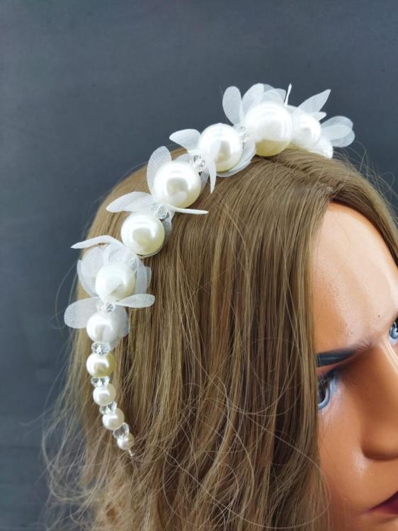 Büyük Top İnciler Ve Tüllerden Oluşmuş Gelin Taç Ve Küpe Seti