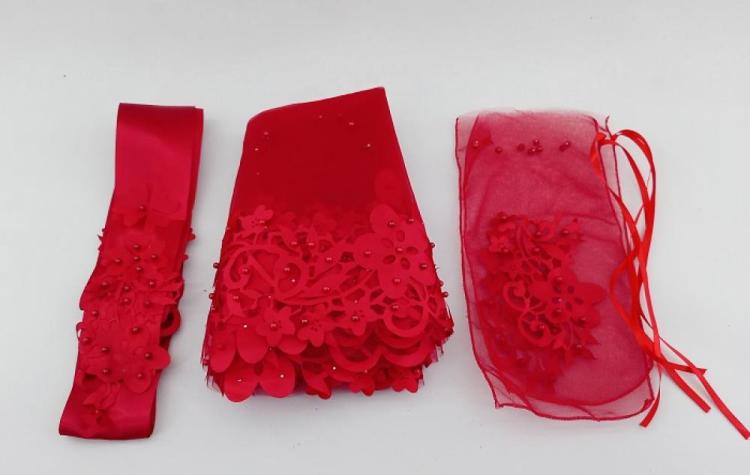 Çiçek Desenlerine Sahip İncilerle Süslenmiş Kına Örtüsü Seti