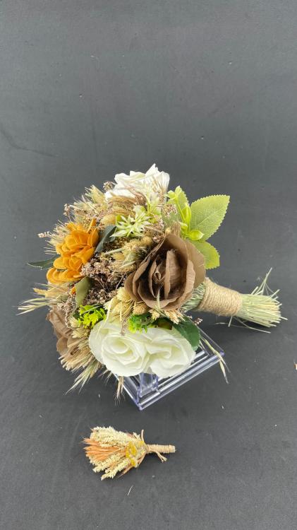 Çok Renkli Cipso Yaprak Detaylı Gelin Gül Buketi ve Damat Yaka Çiçeği