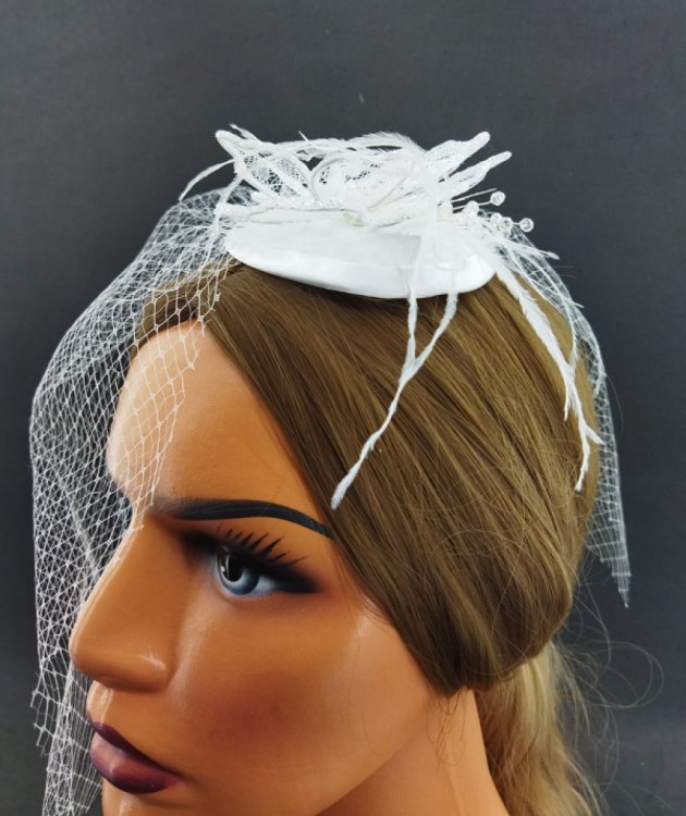 Dantel Detaylı İnci Tüylere Sahip Beyaz Vualet Şapka Nikah Kepi