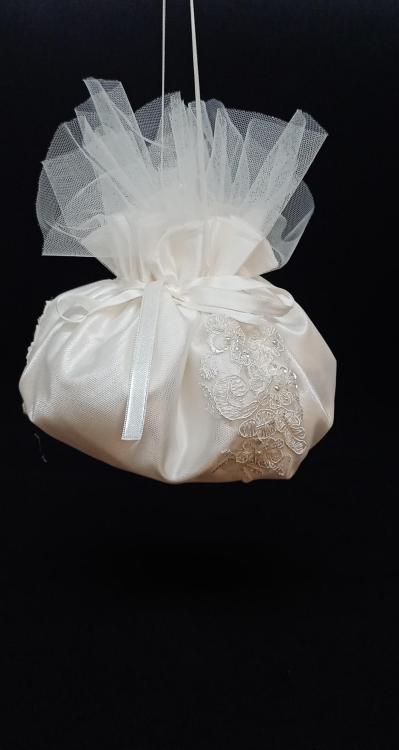 Dantel İşleme Detayı Olan Gelin Kesesi 