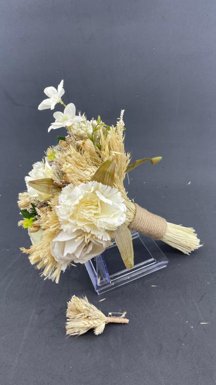 Ekru - Kırık Beyaz  Yeşil Yaprak  Detaylı Aranjman Gelin Buketi Ve Damat Yaka Çiçeği