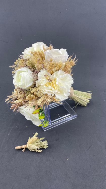 Ekru Beyaz Tonda Krem Cipsolarla Süslü Gelin Buketi  Ve Damat Yaka Çiçeği