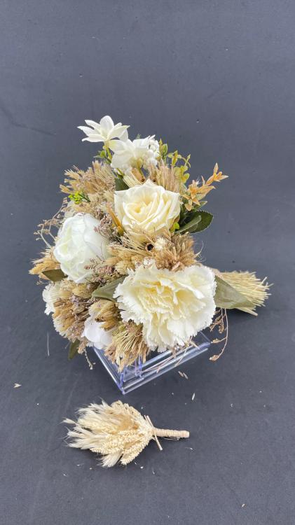 Ekru Tonlarda Yaprak Ve Cipso Detaylı Gelin Buketi Ve Damat Yaka Çiçeği