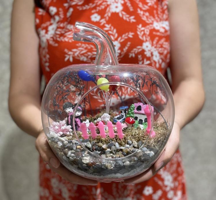 Elma Şeklinde Cam Fanuslu Hediyelik Çiçek