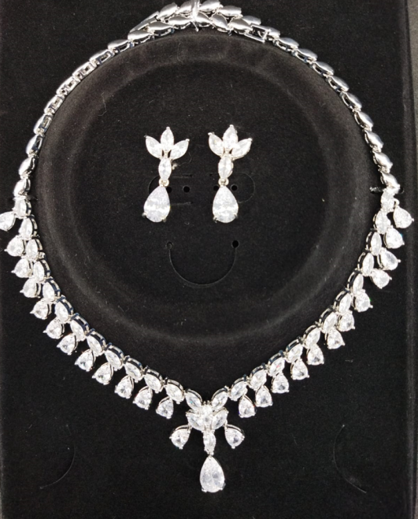 Elmas Detaylara Sahip Zirkon Taş Takı Seti