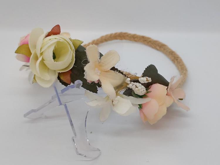 Farklı Çiçeklerle Süslenmiş Çiçekli Taç 