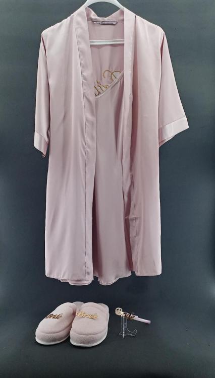 Gold İşlemeli Pembe Tüysüz Model Sabahlık / Gecelik Terlik Taç Seti