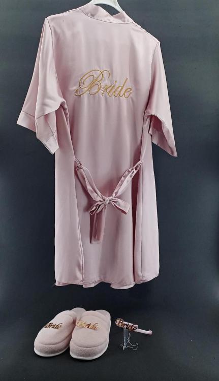 Gold İşlemeli Pembe Tüysüz Model Sabahlık / Gecelik Terlik Taç Seti