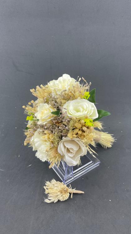 Gül Detaylı Cipsolarla Süslü Kırık Beyaz Gelin Buketi Ve Damat Yaka Çiçeği