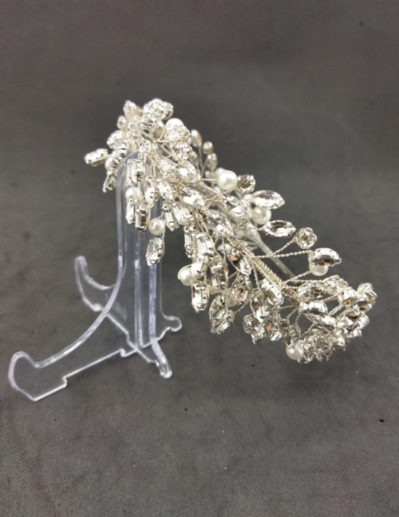 Gümüş Rengi Kristallerle Süslenmiş İnci Detayları Olan Gelin Tacı