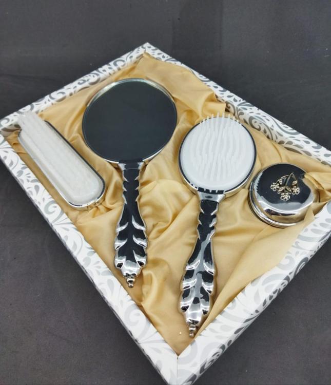 Gümüş Renk Kristal Çiçek Detaylı Lüks Ayna Ve Tarak Seti