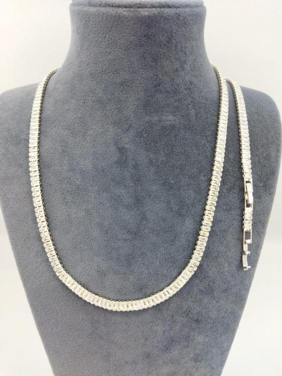 Gümüş Renk Taşlardan Oluşan Kolye Ve Bileklik Seti  