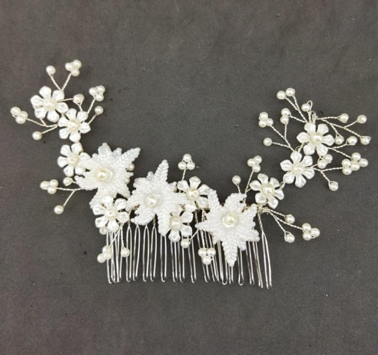 İncili Beyaz Çiçeklerden Oluşan Gelin Tokası