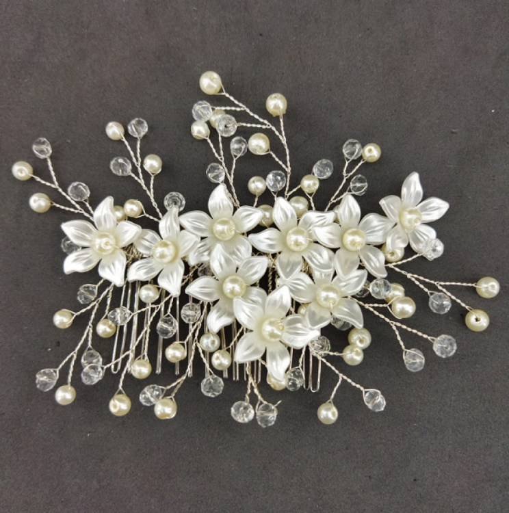 İncili Çiçeklere Sahip Kristal Detayları Olan Gelin Tokası