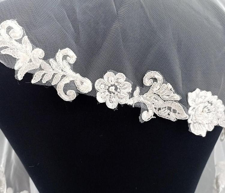 Kenarları Dantel İşlemeli Gelin Örtüsü 