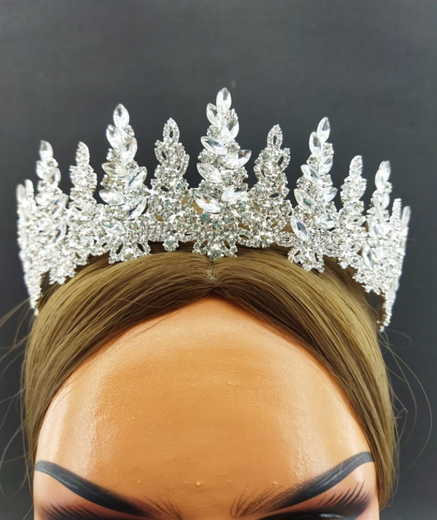 Keskin Çıkışlara Sahip Kristal Gelin Tacı