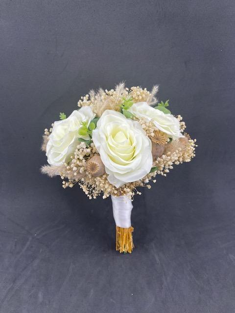 Kırık Beyaz Yeşil Okaliptus Yaprakları ve Cipsolarla Süslü Gül Gelin Buketi