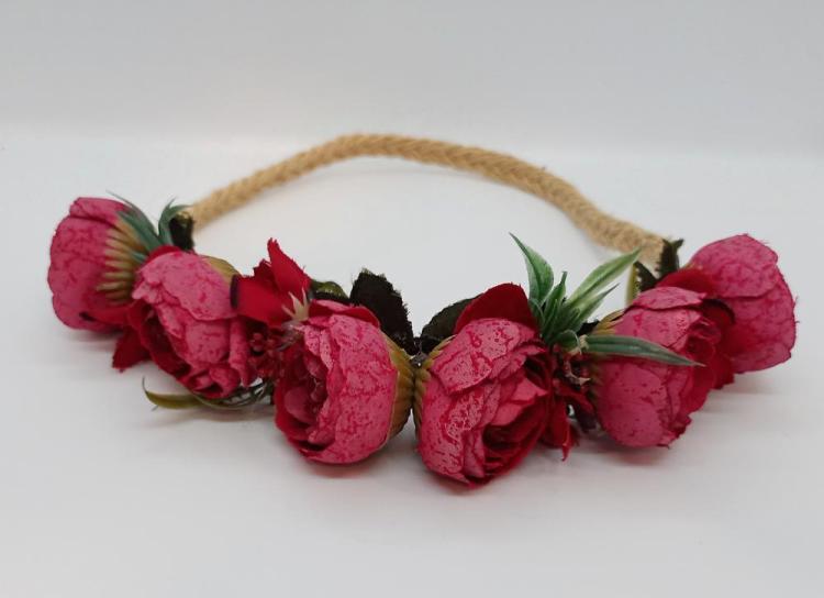 Kırmızı Güllerle Oluşturulmuş Çiçekli Taç 