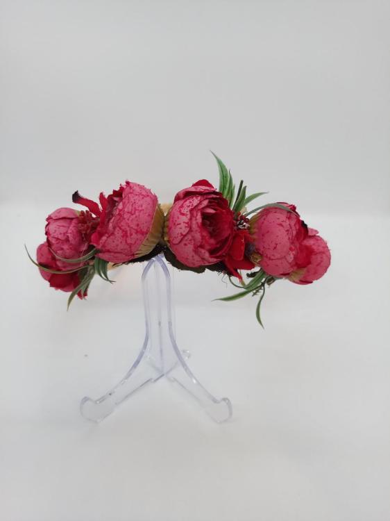 Kırmızı Güllerle Oluşturulmuş Çiçekli Taç 