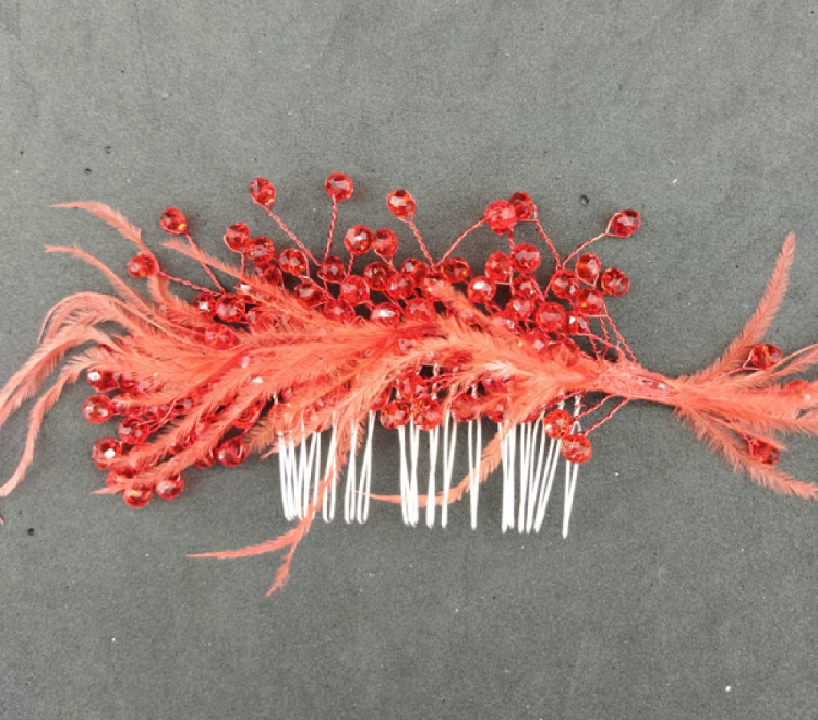 Kırmızı Kristallere Ve Tüllere Sahip Kına Tokası