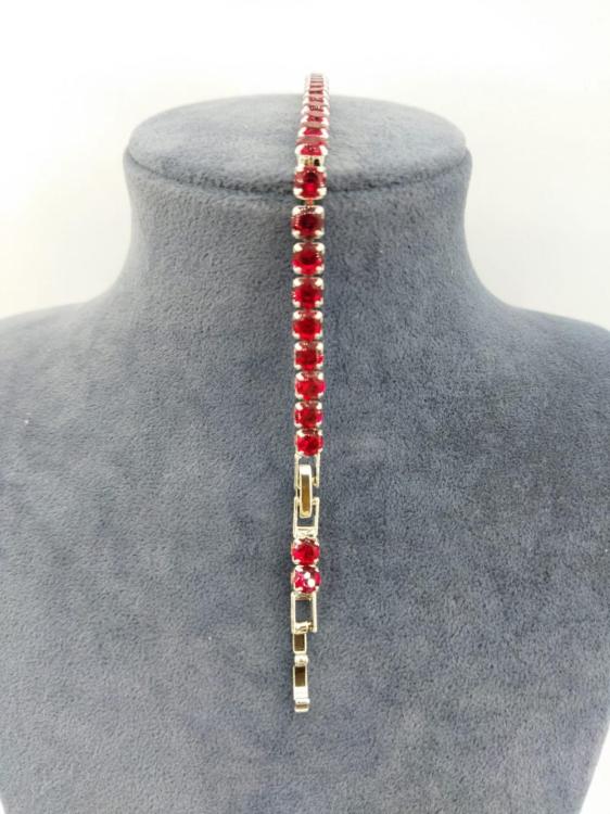 Kırmızı Taşlardan Oluşan Kolye Ve Bileklik Seti