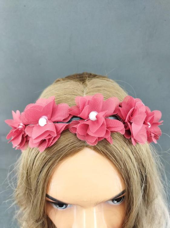 Kırmızı Tül Ve İncilerle Süslenmiş Gelin Tacı