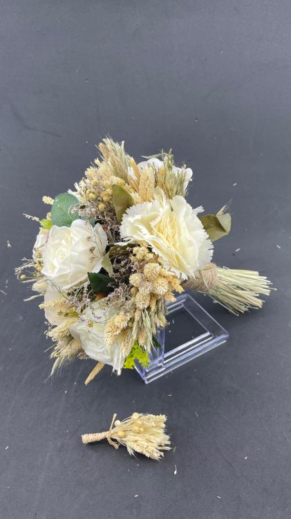 Krem Beyaz Renkte Cipsolarla Ve Yeşil Yapraklarla Süslenmiş Gelin Buketi  Damat Yaka Çiçeği