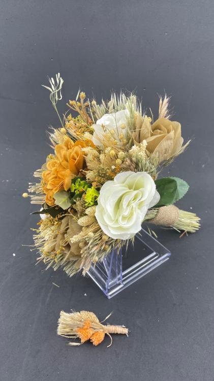 Krem Cipsolarla Yeşil Yapraklarla Süslenmiş Aranjman Gelin Buketi Ve Damat Yaka Çiçeği