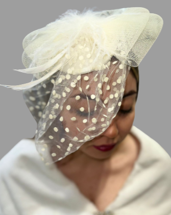 Krem Tonlarda File Tüy ve Süs Detaylı Vualet Şapka Nikah Kepi 