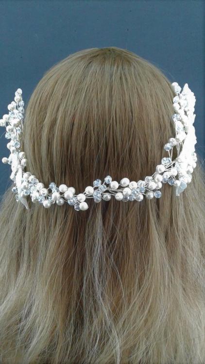 Kristal Boncuk Ve İnci İşlemeli Sedef Çiçek Detaylara Sahip Helen Tac 