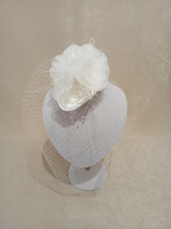 Kristal Boncuk ve Kumaş Çiçek Modelli Vualet / Kep