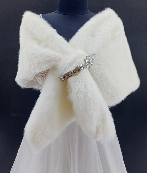 Kristal Taşlı Broşa Sahip Gelin Etol Kürk Bolero