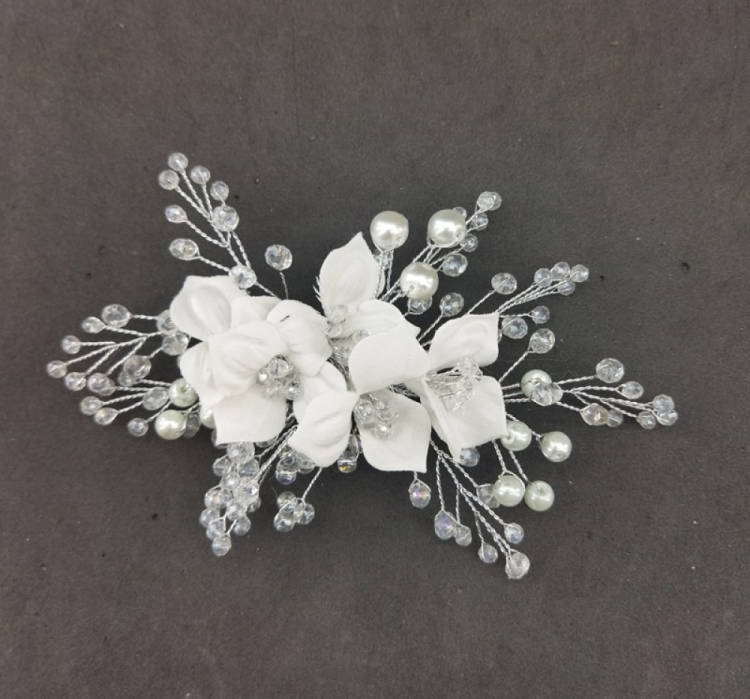 Kristal Ve İncilerle Süslenmiş Üç Taç Yapraklı Gelin Tokası