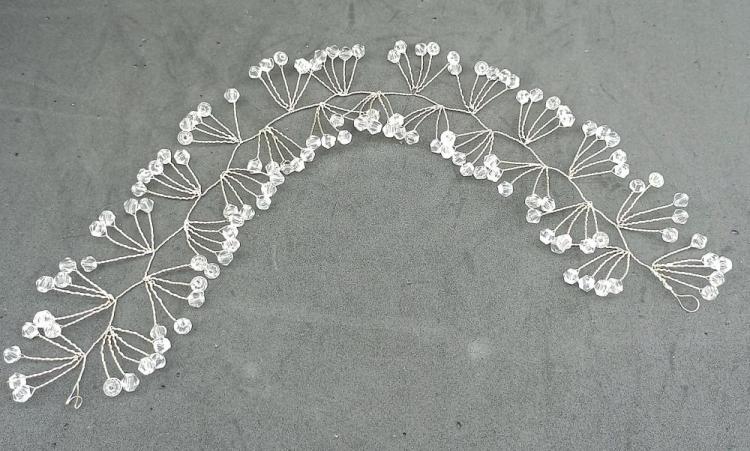 Kristaller Ve Gümüş Rengi Detaylarına Sahip Gelin Tacı 