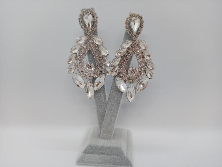 Kristaller Ve Küçük Taşlarla Süslenmiş Gelin Küpesi 