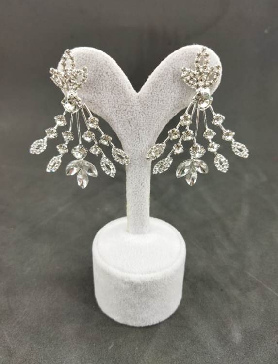 Kristallerden Oluşmuş Gümüş Renkli Şık Küpe