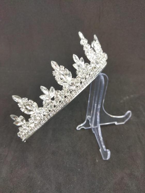 Kristallerle Süslenmiş Çıkışları Olan Gelin Tacı