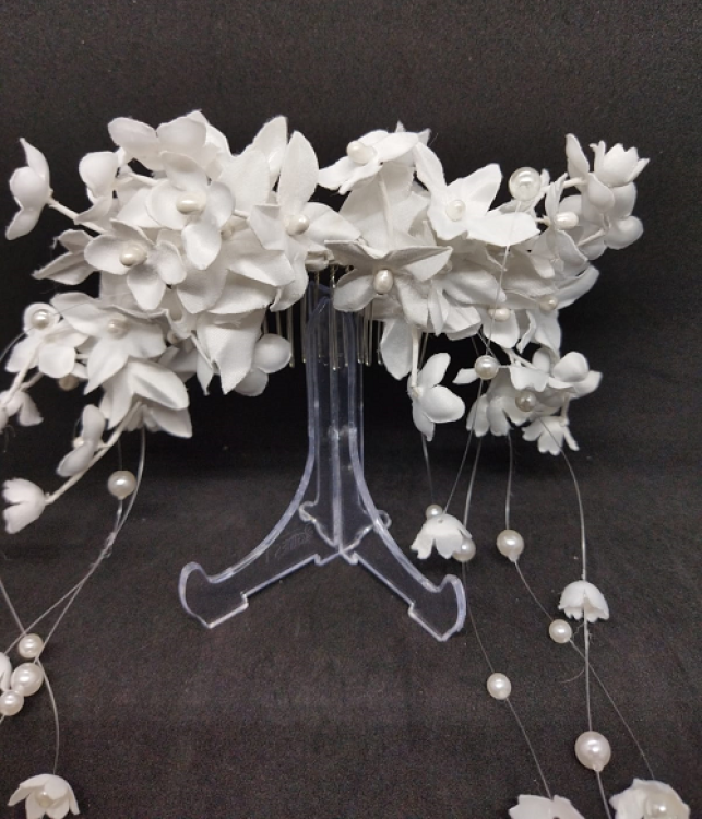 Küçük Beyaz Çiçeklerle Süslenmiş İnci Detaylı Gelin Tokası