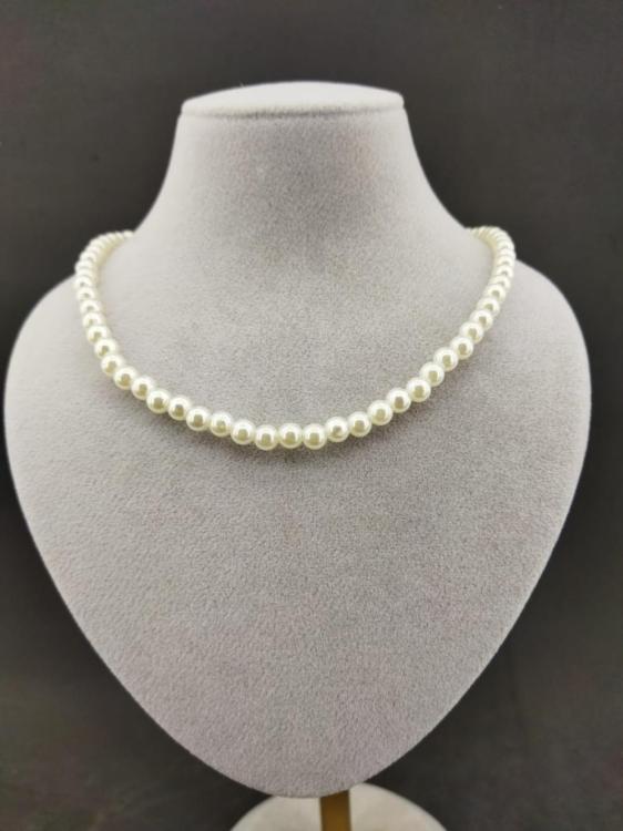 Küçük Beyaz İncilerden Oluşturulmuş Kadın Kolyesi 