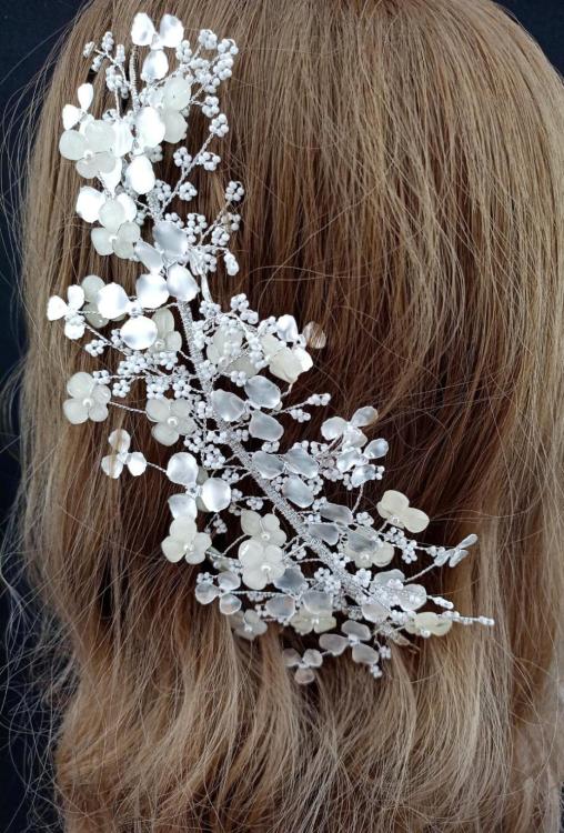 Küçük Boncuklarla Süslenmiş Sedef Detayı Olan Gelin Tacı