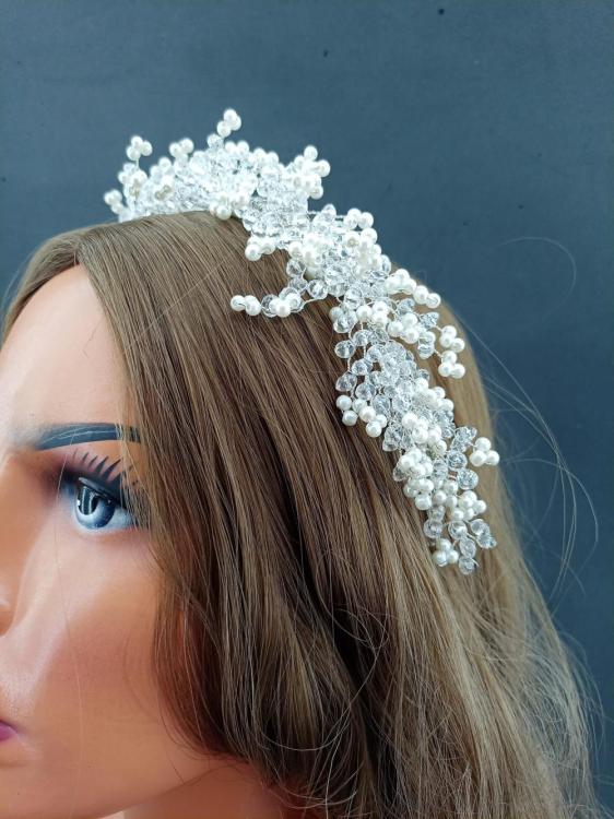 Küçük İnci Ve Kristallerle Süslenmiş Gelin Tacı