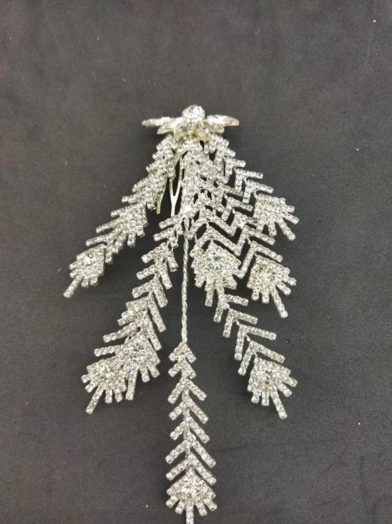 Küçük Kristal Taşlardan Oluşturulmuş Gelin Taç Tokası