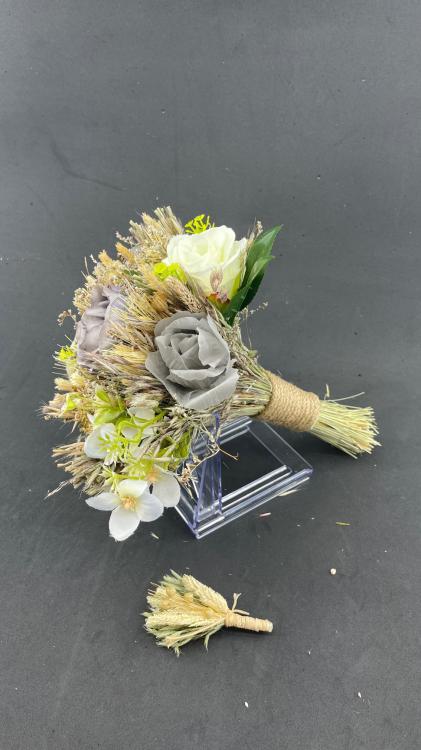 Lila Gri Tonlarda Beyaz Çiçek Detaylı  Yapraklı Aranjman Gelin Buketi ve Damat Yaka Çiçeği