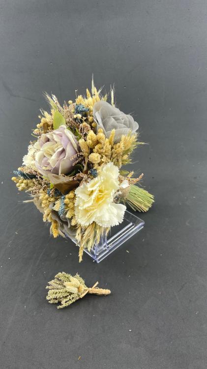 Lila Krem Tonlarda Beyaz Çiçek Detaylı  Yapraklı Aranjman Gelin Buketi ve Damat Yaka Çiçeği